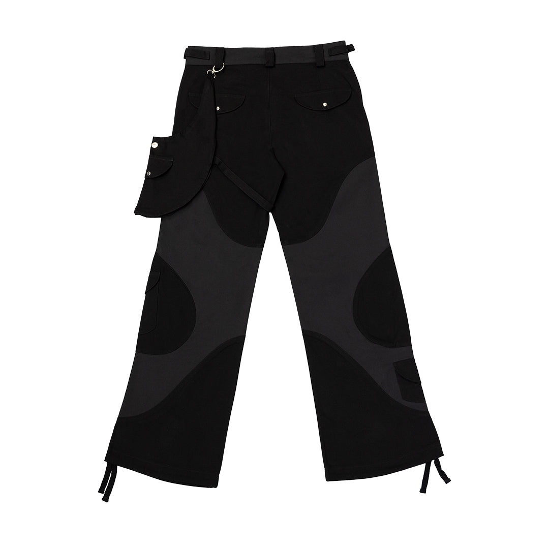 Back view of our survivor unisex baggy pants / jeans in black color with silver elements and detachable sidepocket 